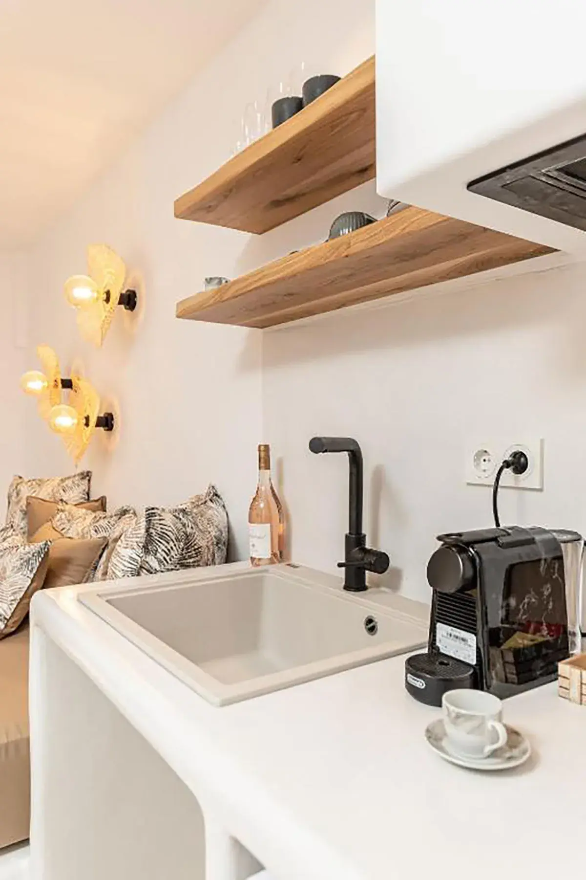 Executive Jacuzzi Suite Garden View | Almiriki Suites & Apartments